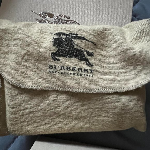 Burberry zipped card case with authenticity card and box - Picture 2 of 5